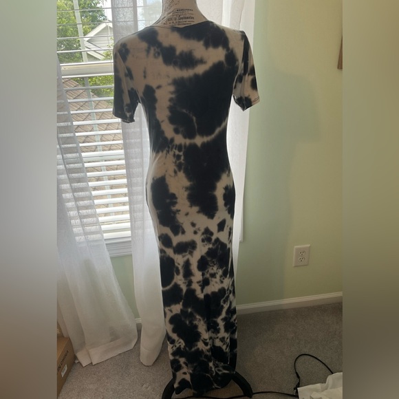 Burgundy Apparel - Tie Dye V-Neck Short Sleeve Maxi Dress - Picture 3 of 7